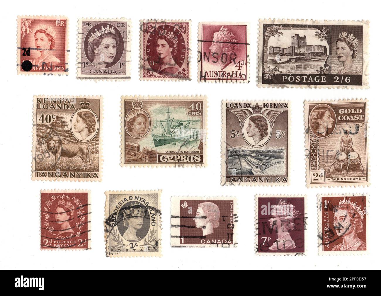 Braune klassische Briefmarken aus aller Welt mit einem Porträt von Königin Elizabeth II Stockfoto