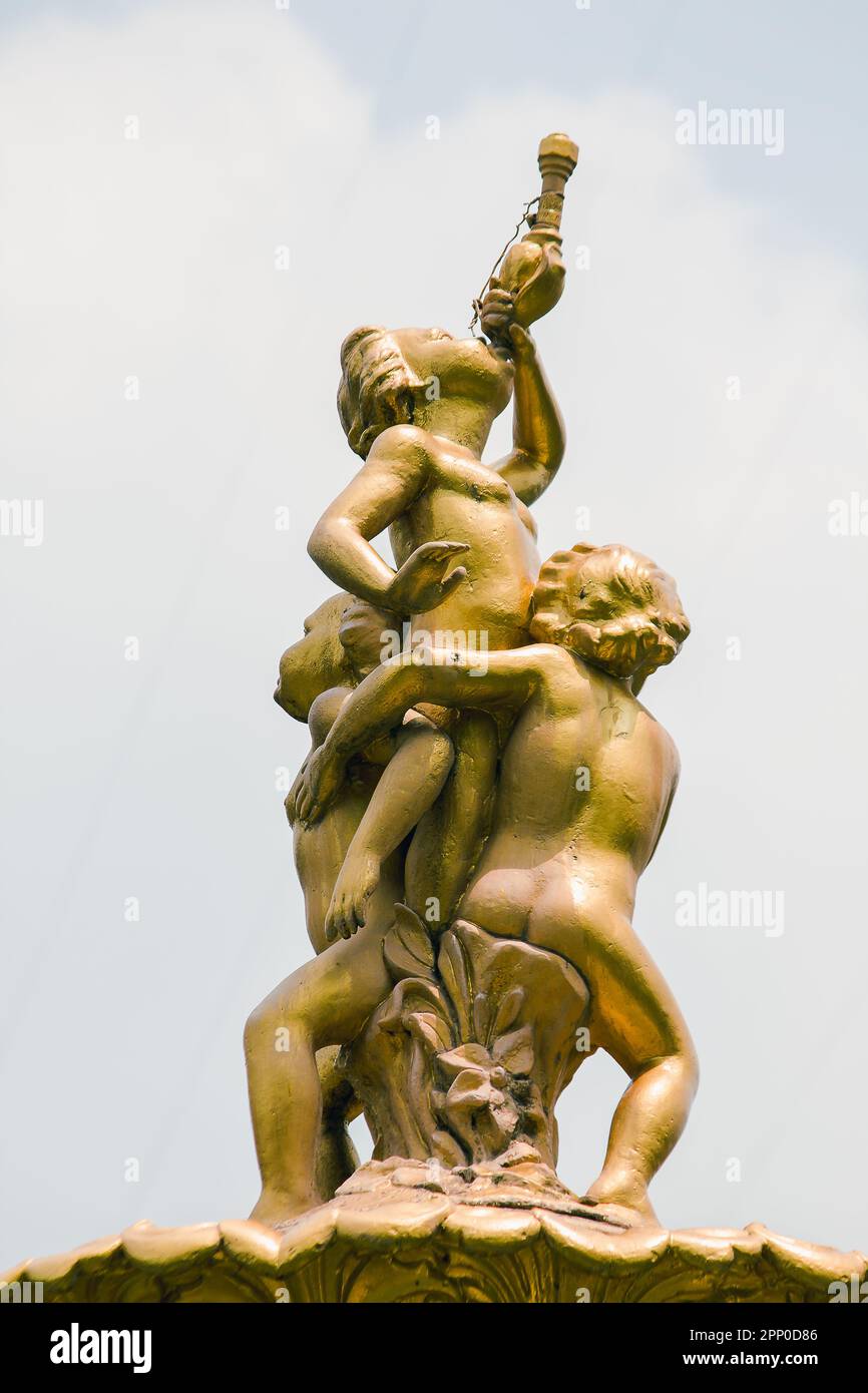 Goldene Jungen-Statue auf dem Brunnen im Park Stockfoto