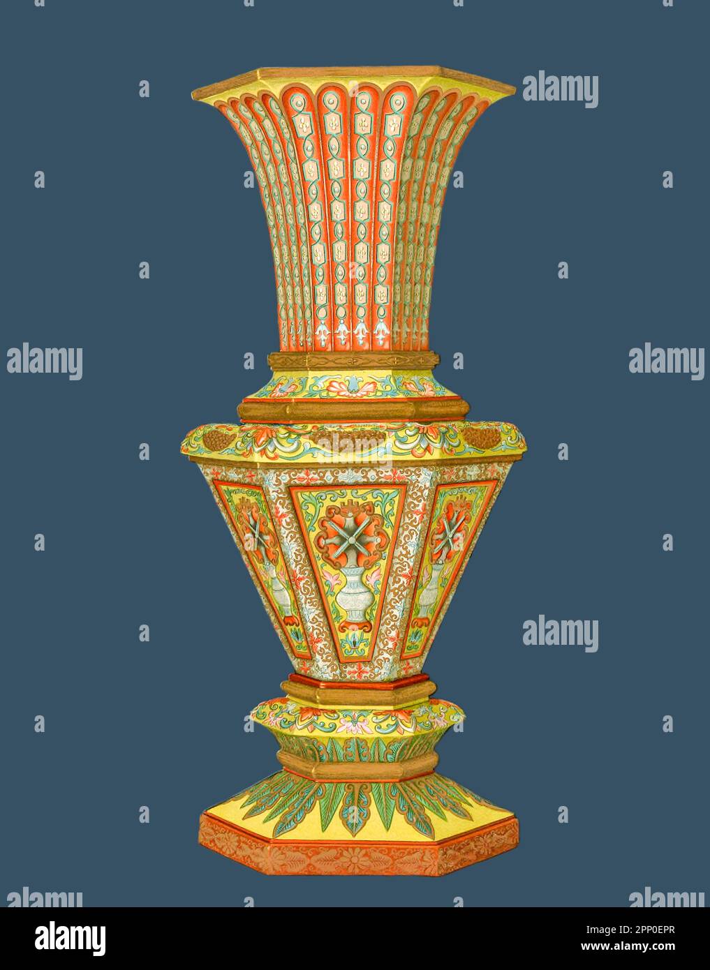 BUDDHISTISCHE KIRCHLICHE VASE. VASE (P’ing), eine aus einem Paar, i6,75 cm hoch, mit sechseckigem Querschnitt und kompliziertem Umriss, aufwändig in leuchtenden Emaille-Farben mit Vergoldung dekoriert, für den Altar eines buddhistischen Tempels; Jeder Altar besteht aus einem Stativzenser und zwei Kerzenleuchtern, flankiert von einem Paar Vasen, insgesamt fünf Teile. Aus dem Buch " ORIENTAL CERAMIC ART COLLECTION OF William Thompson Walters ", veröffentlicht 1897 Stockfoto