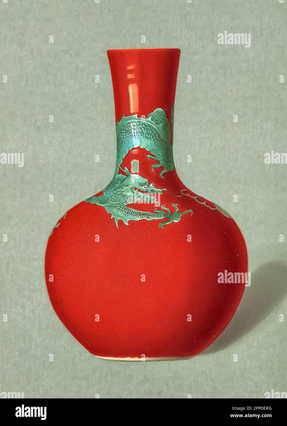 DEKORIERTE KORALLENROTE VASE. VASE (Hua P'ing), mit Körper Globu!ar und leicht verteiltem Hals, in emaillierten Farben dekoriert, •mit einem kaiserlichen Drachen, der das Juwel der Allmacht verfolgt, erleichtert durch einen einfarbigen eisenroten Boden aus reinem Zinnoberrot, Der CH'ien-Lungenperiode (1736-95) aus dem Buch " ORIENTAL CERAMIC ART COLLECTION OF William Thompson Walters ", veröffentlicht 1897 Stockfoto