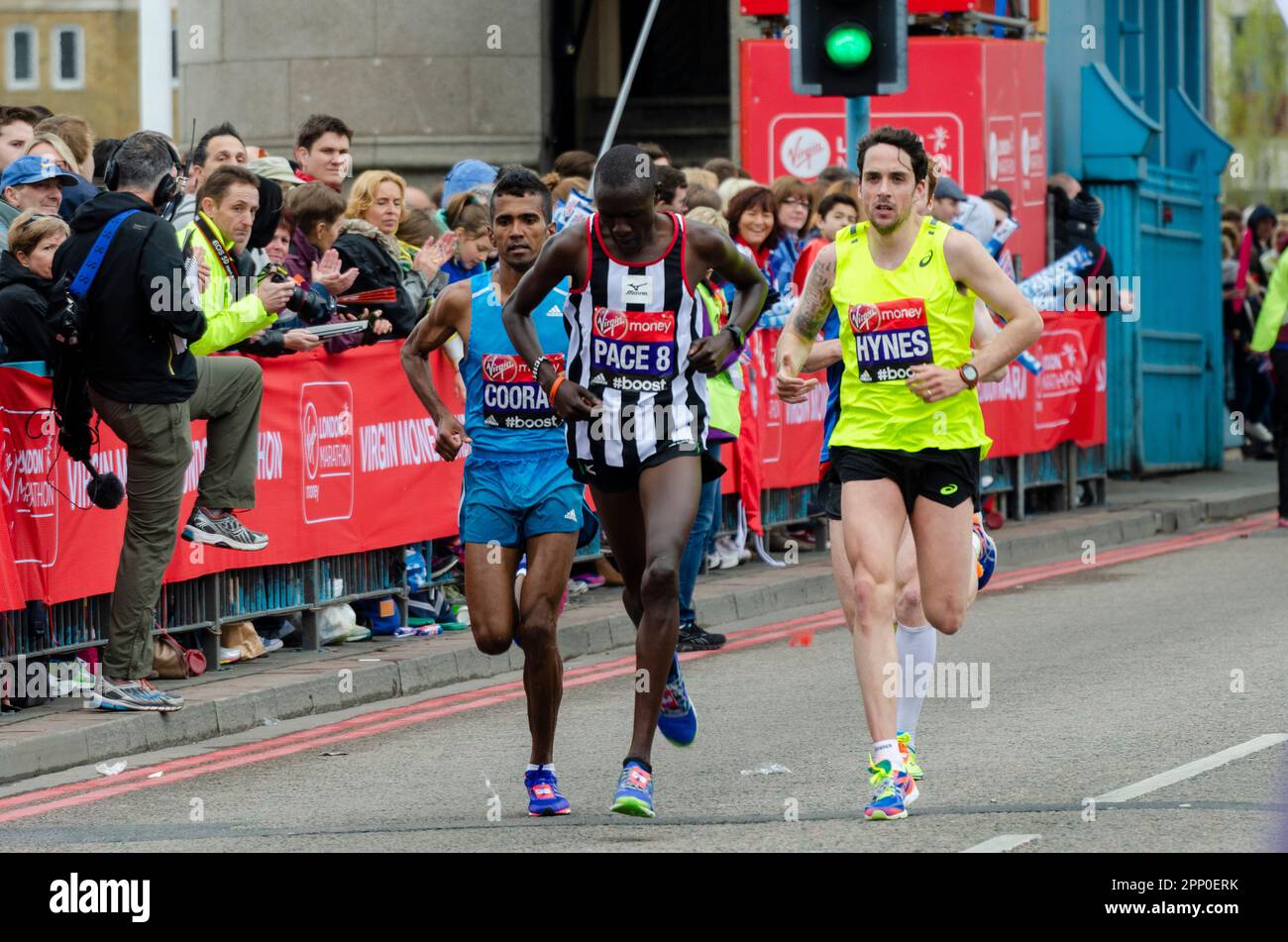 Anuradha Cooray und Matthew Hynes nehmen am Virgin Money London Marathon 2015 Teil, der die Tower Bridge, Großbritannien, überquert. Hinter dem Herzschrittmacher Stockfoto