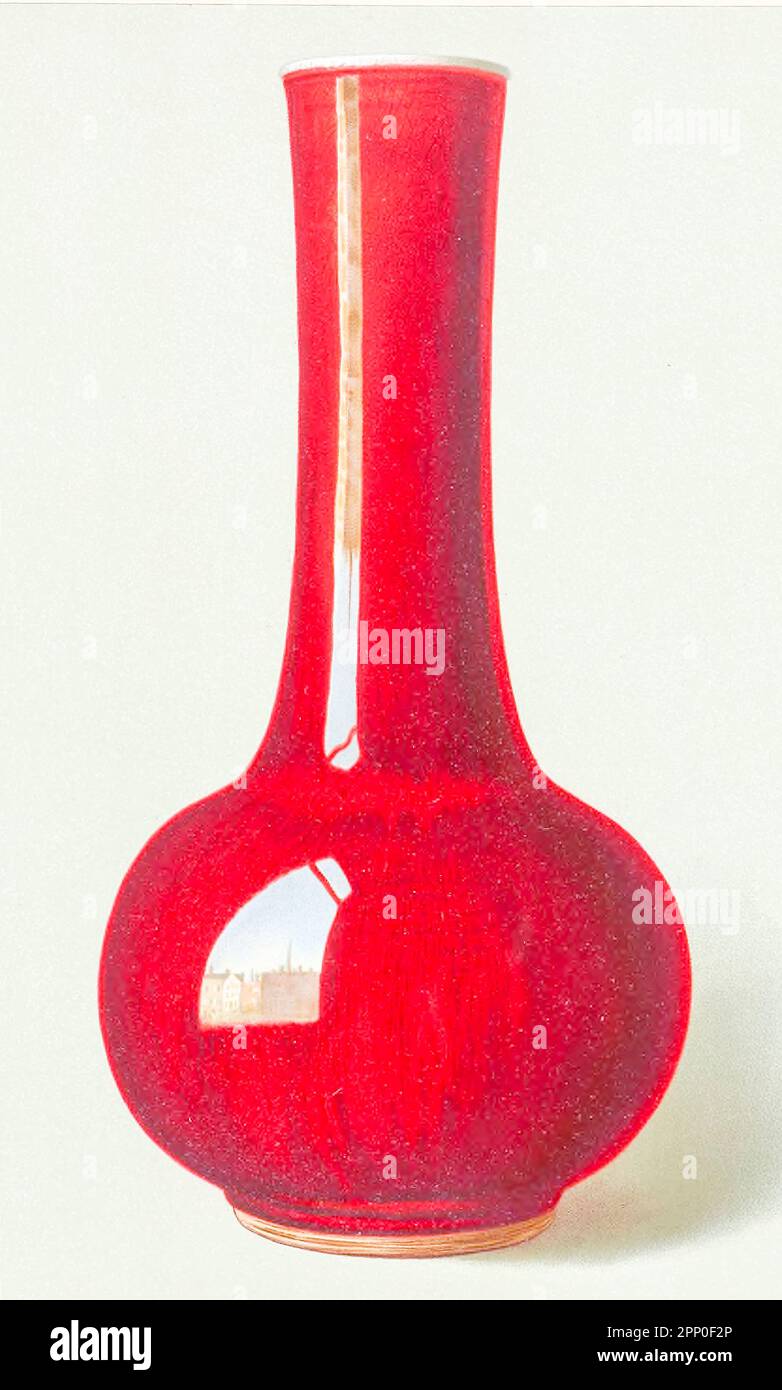 LANG-YAO-VASE. (P'ing), i8 cm hoch, der gefeierten lang Yao, der Herrschaft von K’ang-hsi (1662-1722). Flaschenform, mit anschwellendem Körper und großem, breitem, zylindrischem Hals; reichhaltige, tiefe Glasur, Überall knistert es und zeigt die charakteristischen purpurroten Farbtöne von sang-de-boeuf in seinem dunkelsten Spruch. Die Basis ist darunter mit einer grauen, Reisfarbenen Glasur bedeckt, die leicht mit Braun gesprenkelt ist, aus dem Buch „ ORIENTAL CERAMIC ART COLLECTION OF William Thompson Walters “, das 1897 veröffentlicht wurde Stockfoto