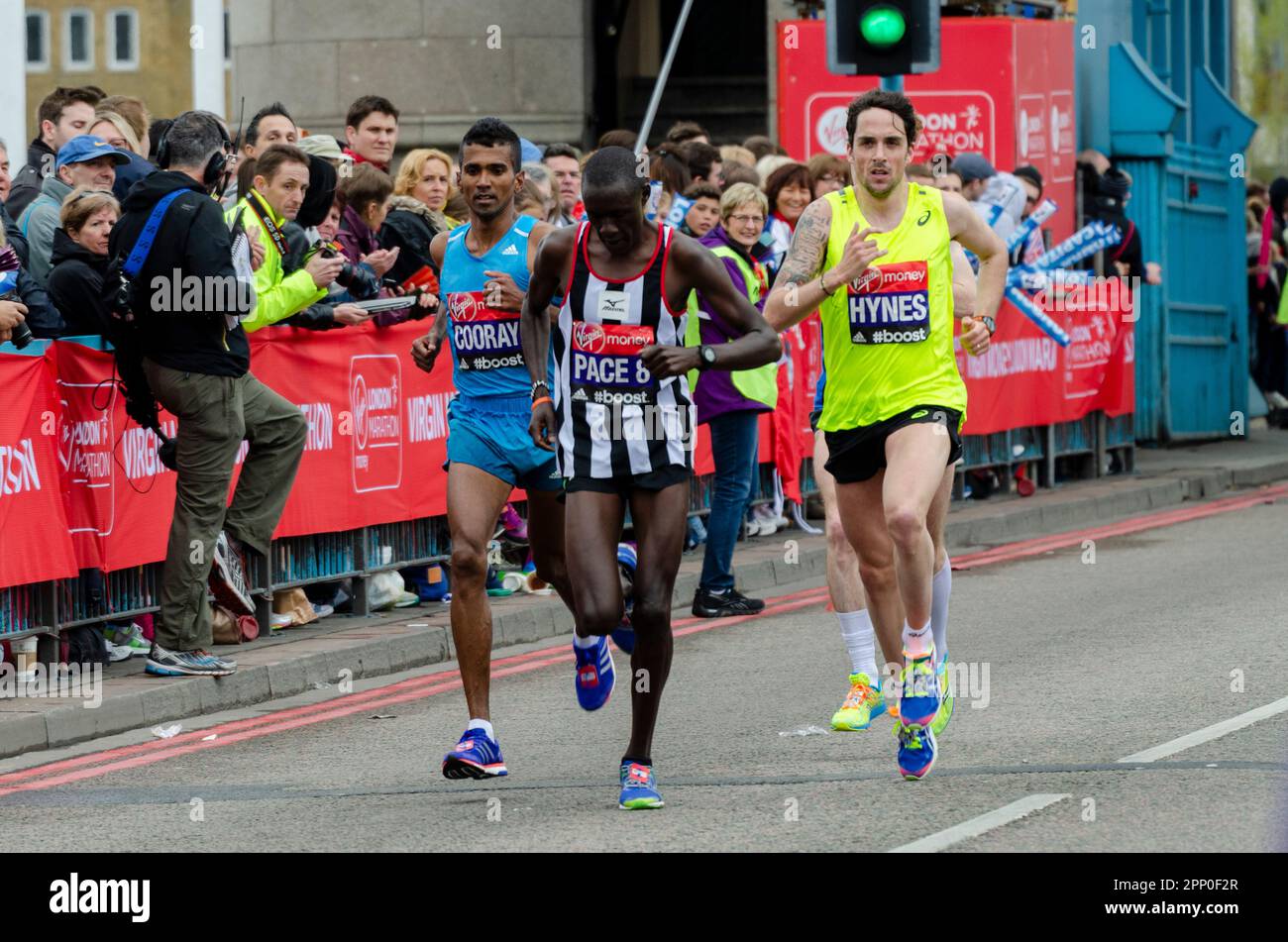 Anuradha Cooray und Matthew Hynes nehmen am Virgin Money London Marathon 2015 Teil, der die Tower Bridge, Großbritannien, überquert. Hinter dem Herzschrittmacher Stockfoto