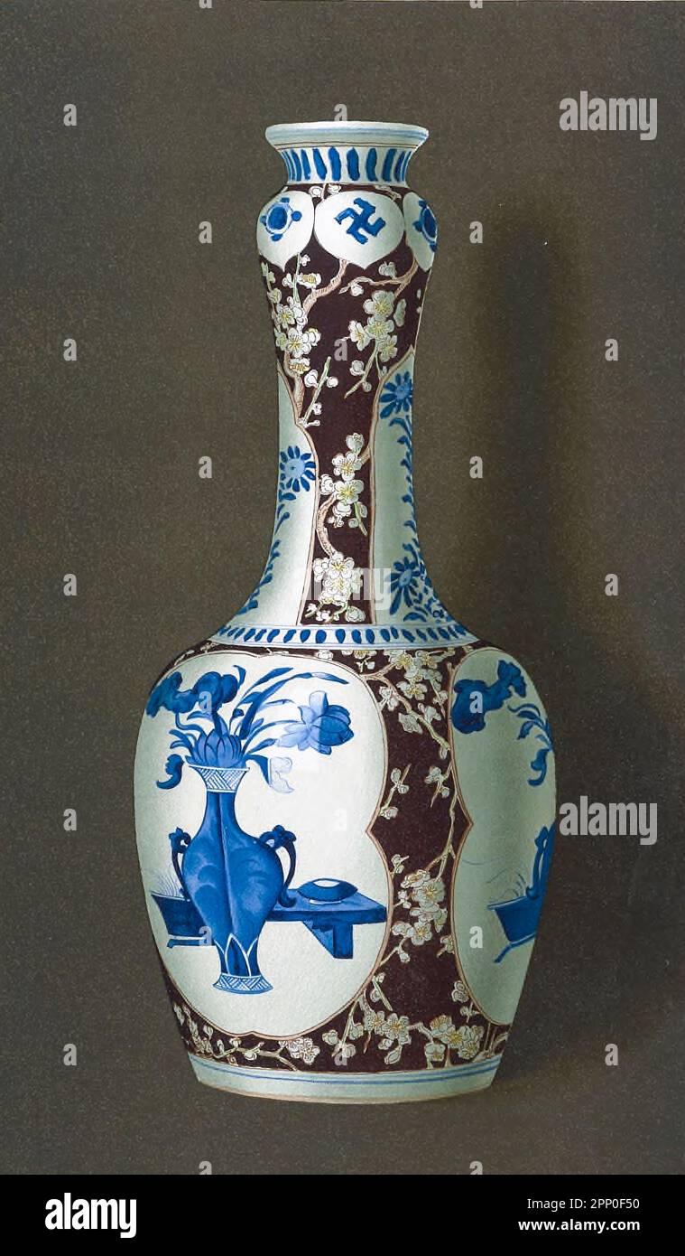 Blau-weiße BLUMENVASE (Hua P'ing), 10,5 cm hoch, aus der Herrschaft von K’ang-hsi (1662-1722), dekoriert in Paneelen mit Cohalblau in leuchtend meliertem Ton und in den Intervallen mit Blumensprays auf emailliertem schwarzem Boden. Aus dem Buch " ORIENTAL CERAMIC ART COLLECTION OF William Thompson Walters ", veröffentlicht 1897 Stockfoto