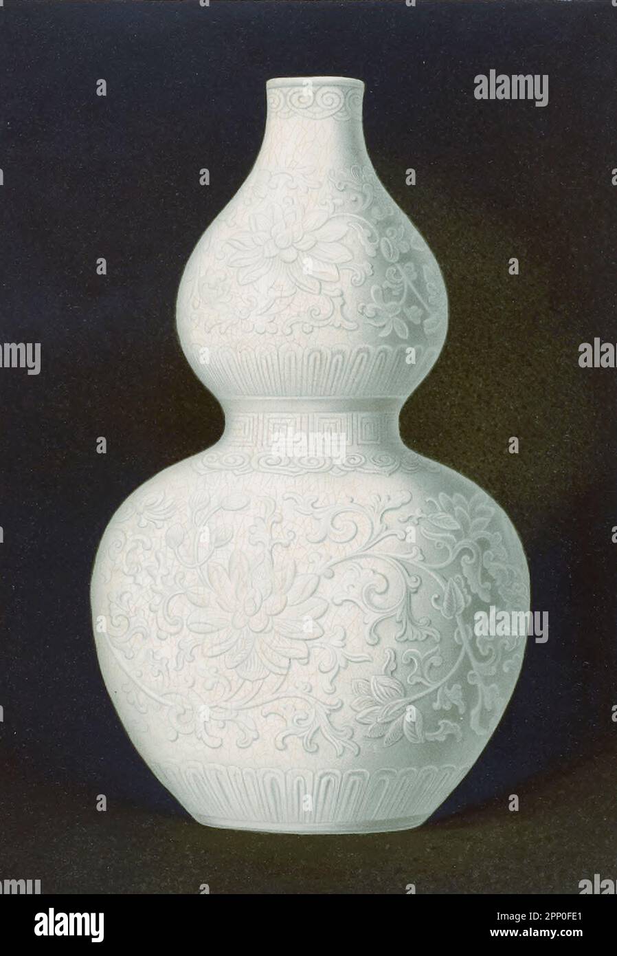WEISSER FEN-TING-KÜRBIS. DOPPELRIPPENVASE (Hu-lu P'ing) aus Fen-Ting-Porzellan mit einer grau-weißen Paste von feiner Textur, mit einer elfenbeinfarbenen Glasur von reinster Lichtdurchlässigkeit, zart durchbrochen mit einem welligen Netz hellbrauner Linien, robably, K'ang-hsi-Periode {1662-1722), Aus dem Buch " ORIENTAL CERAMIC ART COLLECTION OF William Thompson Walters ", veröffentlicht 1897 Stockfoto