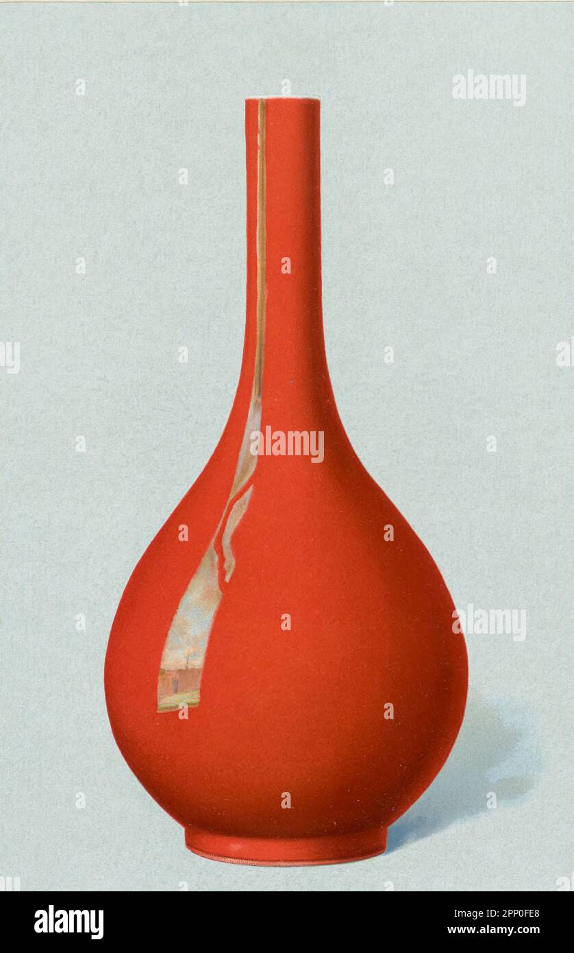 KORALLENROTE VASE in FLASCHENFORM (Hua P'ing), emailliert mit einer einfarbigen korallenroten Glasur von perfekter Reinheit, die einen bemerkenswert einheitlichen Zinnoberton aufweist. Die Lippe wird durch eine weiße Linie definiert. Der Fuß ist darunter mit einer weißen Glasur in grünlichem Ton beschichtet, wobei ein Ring aus Paste von grauer Farbe freiliegt. Es ist keine Markierung angebracht; es gehört wahrscheinlich zur Ch'ien-Iung-Zeit (1736-1795) aus dem Buch " ORIENTAL CERAMIC ART COLLECTION OF William Thompson Walters ", das 1897 veröffentlicht wurde Stockfoto
