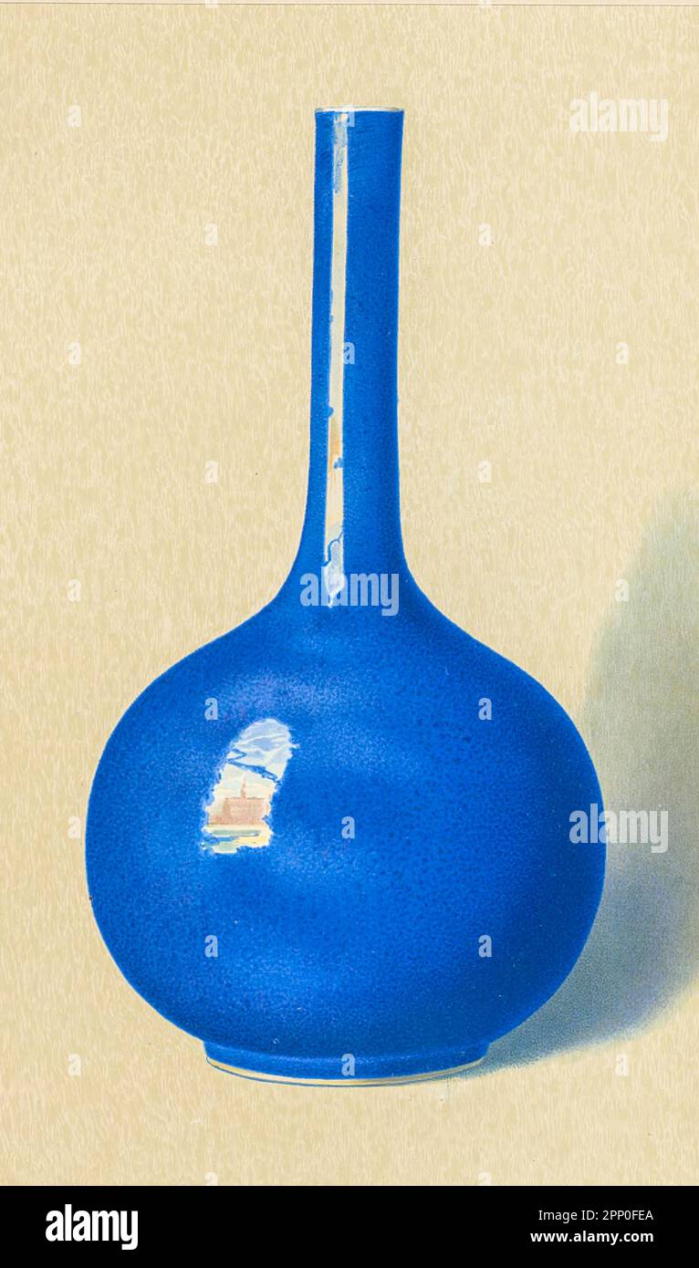 PULVERBLAUE VASE. (P'ing), 15,75 cm hoch, mit einem gewölbten Körper und einem schlanken zylindrischen Hals, mit der kobaltblauen Souffllasur von mazarin in ihrem brillantesten Farbton. Aus der Herrschaft von K’ang-hsi (1662-1722). Der Prozess der ch’ui ch'ing oder Insufflation des Blaus auf dem unverbrannten Lehm vor der Verglasung wird von Pere d'Entrecolles in seinem zweiten Brief von Ching-te-chen im Jahr 1722 aus dem Buch " ORIENTAL CERAMIC ART COLLECTION OF William Thompson Walters ", veröffentlicht 1897, umfassend beschrieben Stockfoto