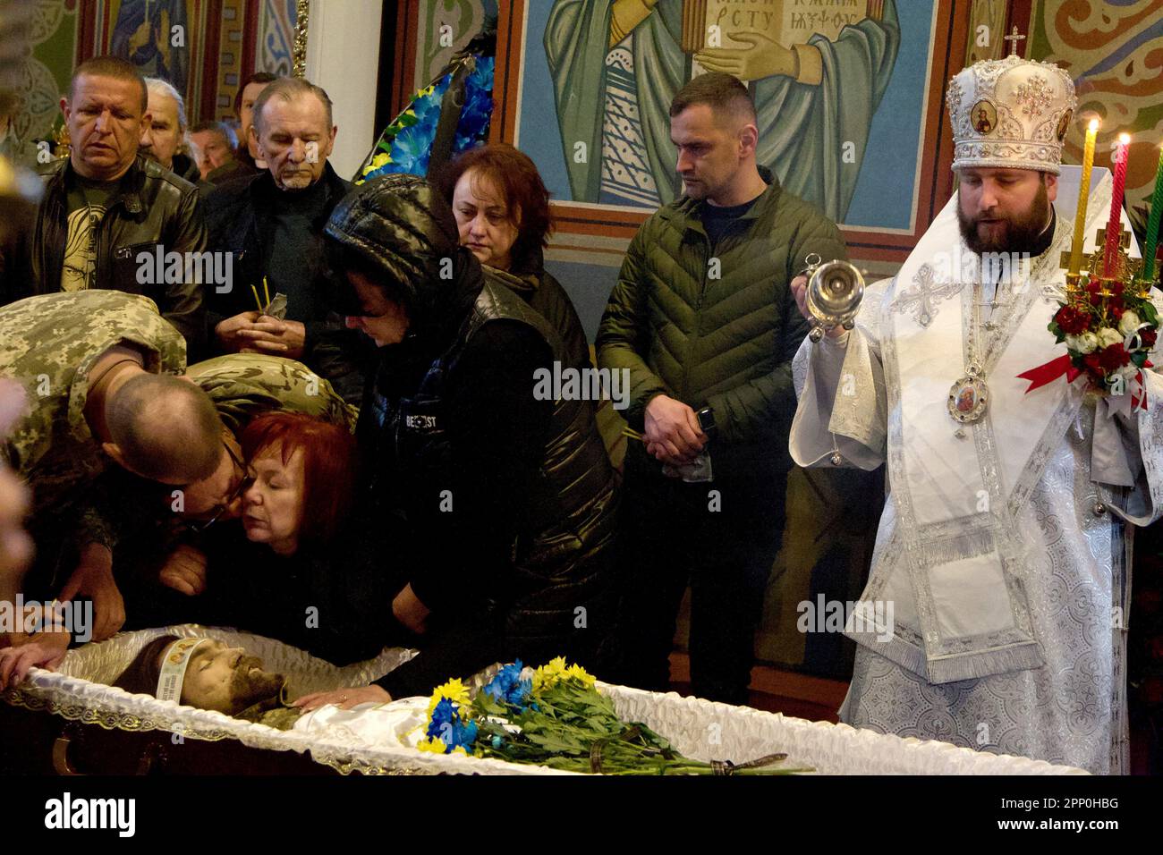 KIEW, UKRAINE - 21. APRIL 2023 - Ein Priester Veranstaltet eine Gedenkfeier für ukrainische Soldaten, Ex-MP OLEH Barna, 56, und seinen Kommandeur Valerii Dorokh Stockfoto