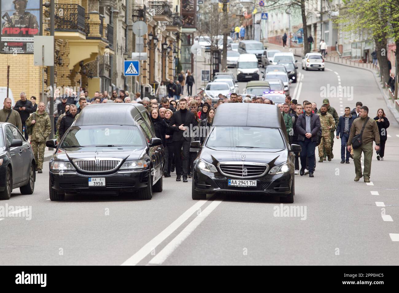 KIEW, UKRAINE - 21. APRIL 2023 - Trauernde folgen den Leichen ukrainischer Soldaten, ehemaliger Parlamentarier OLEH Barna, 56, und seines Befehlshabers Valerii Dorokhov, 31, W. Stockfoto