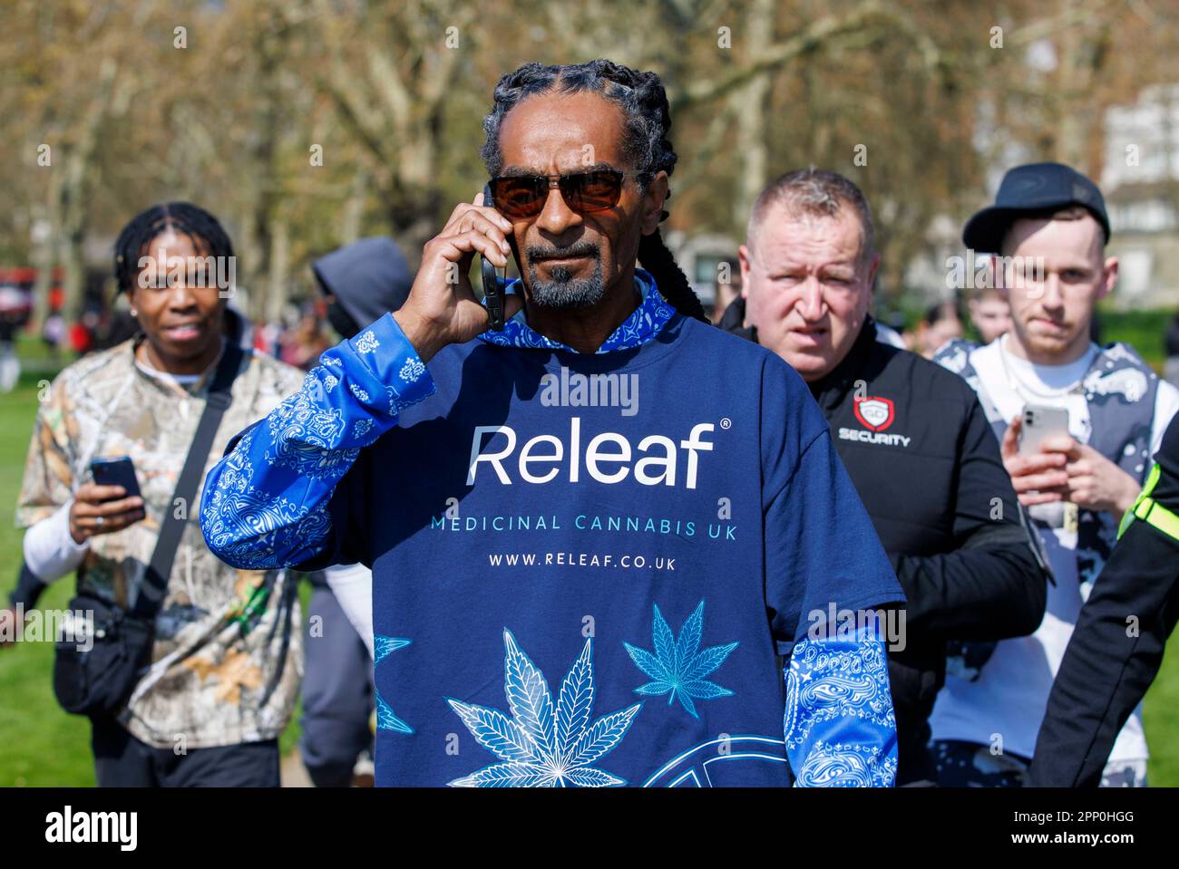 Snoop Dogg sieht ähnlich aus im 420 Hyde Park. 420 Hyde Park ist eine Gelegenheit, Cannabis in einer offenen und entspannten Atmosphäre zu feiern. Stockfoto