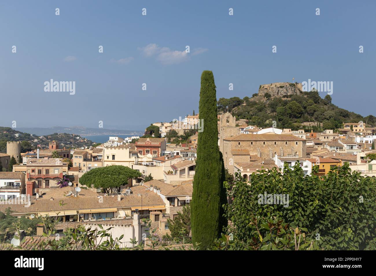 Stadt Begur (mit Blick auf Begur Castle), Costa Brava, Catalunya, Spanien. Stockfoto