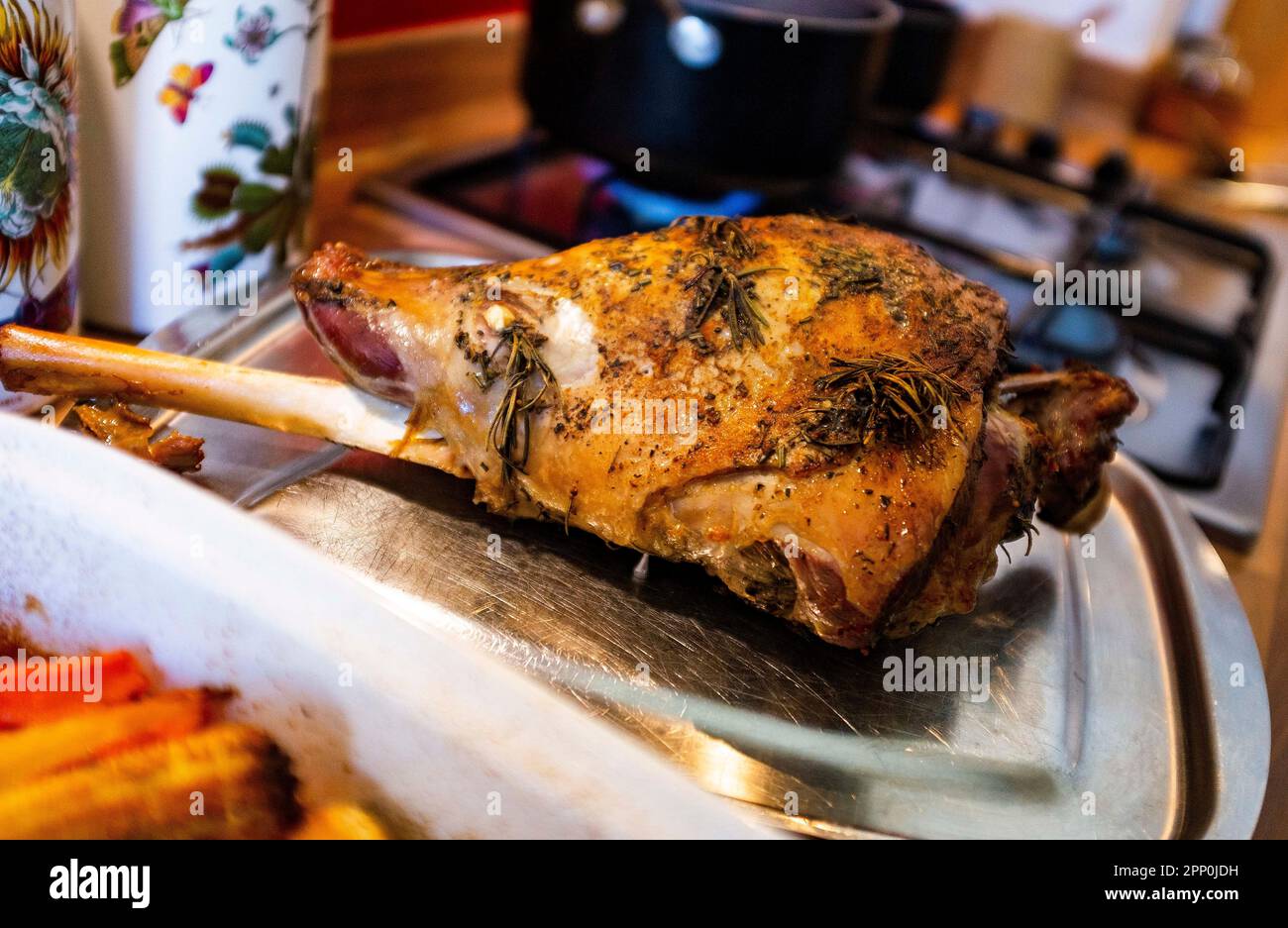 Langsam gekochtes Lammkeul zum Mittag- oder Abendessen in Großbritannien, besonders zu Ostern Stockfoto