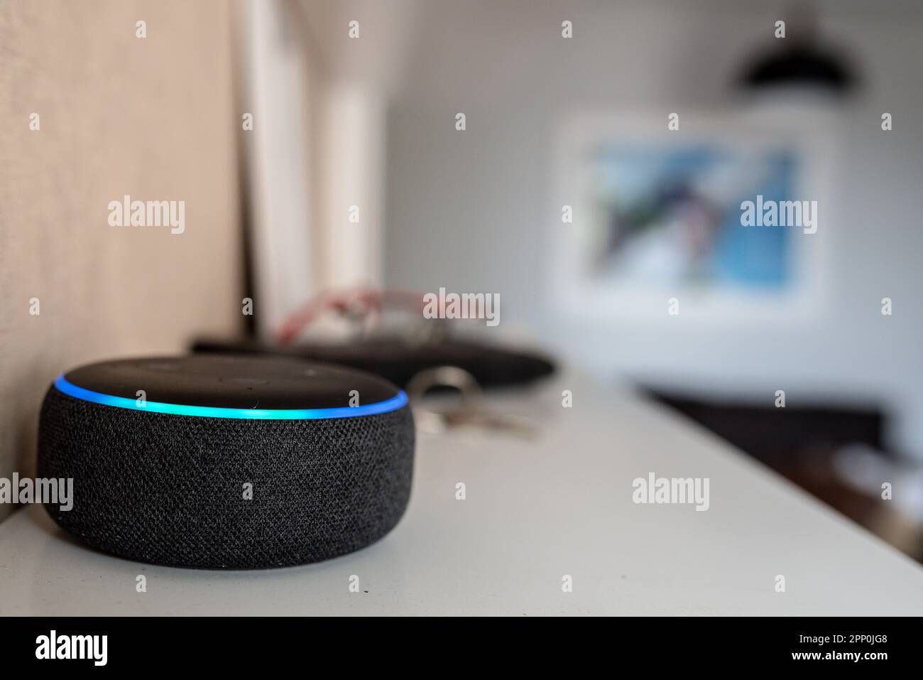 Rio de Janeiro, Brasilien - Januar 28 2021: Amazon Echo Dot Smart Speaker mit integriertem Alexa Voice Assistant, Home Office Stockfoto