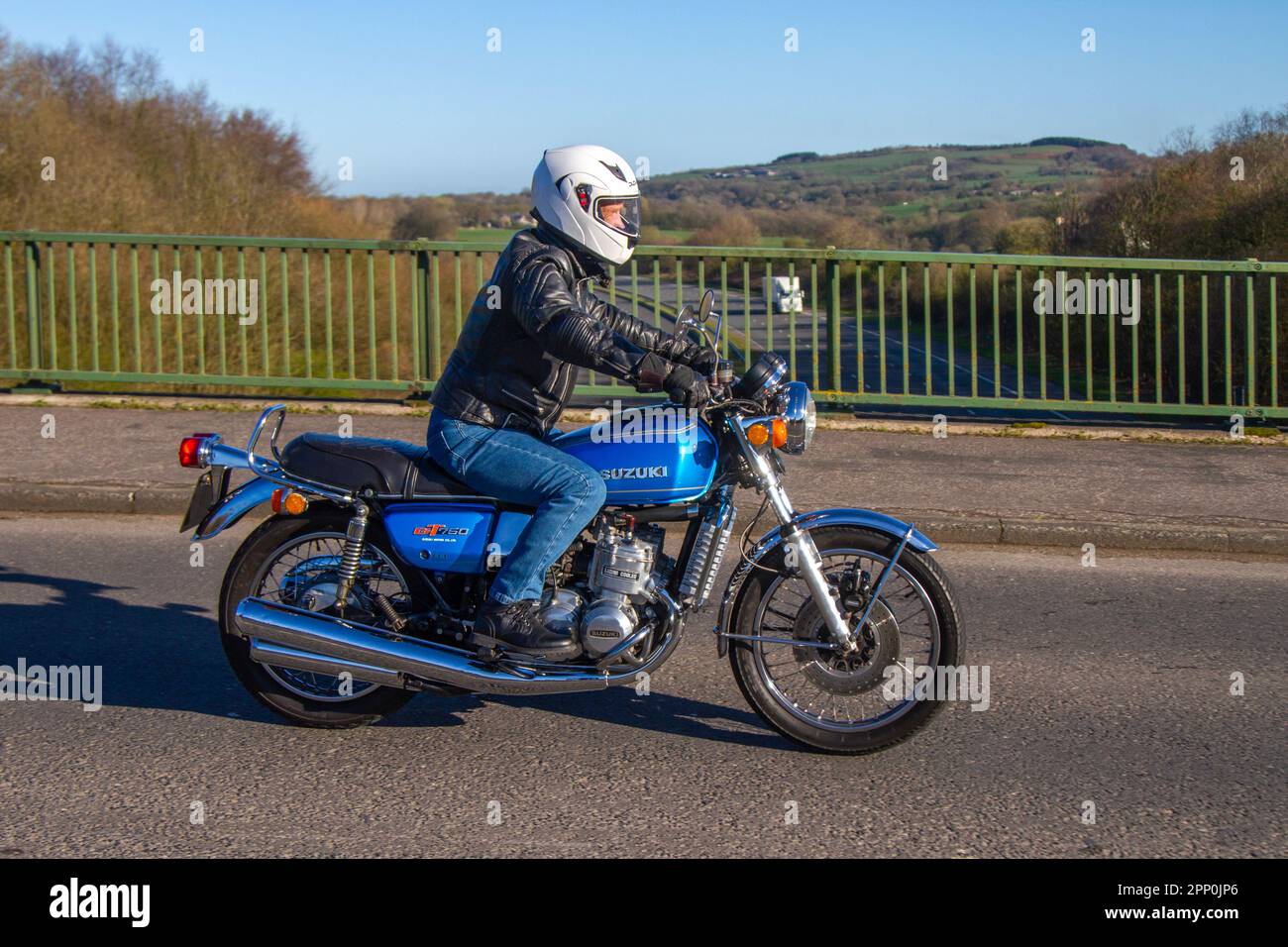 1975 70s Siebzigerjahre Suzuki GT750 Blue Motorcycle Petrol 739 cm3, bekannt als Wasserbüffel oder Kettle; Überquerung der Autobahnbrücke im Großraum Manchester, Großbritannien Stockfoto