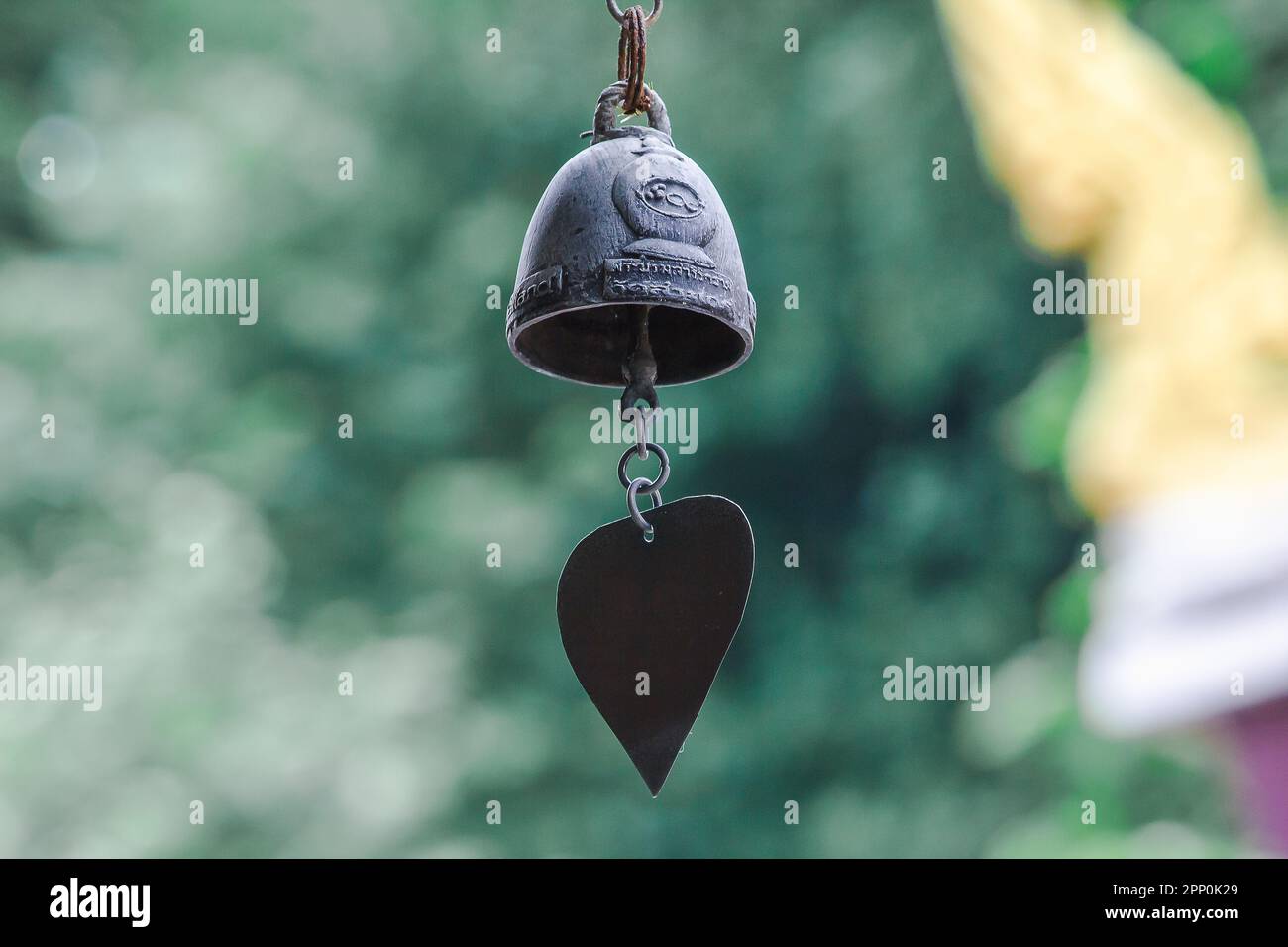 Kleine Messingglocken werden häufig in thailändischen Tempeln aufgehängt. Stockfoto