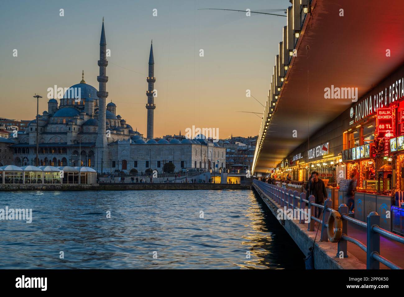 Galata-Brücke und Neue Moschee (Yeni Camii) bei Sonnenuntergang, Istanbul, Türkei Stockfoto