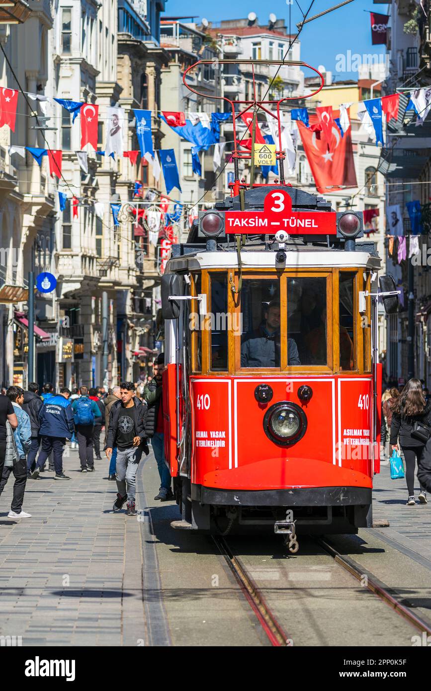 Nostalgische Straßenbahn Istanbul, Istiklal Avenue (İstiklal Caddesi) Fußgängerzone, Beyoglu, Istanbul, Türkei Stockfoto