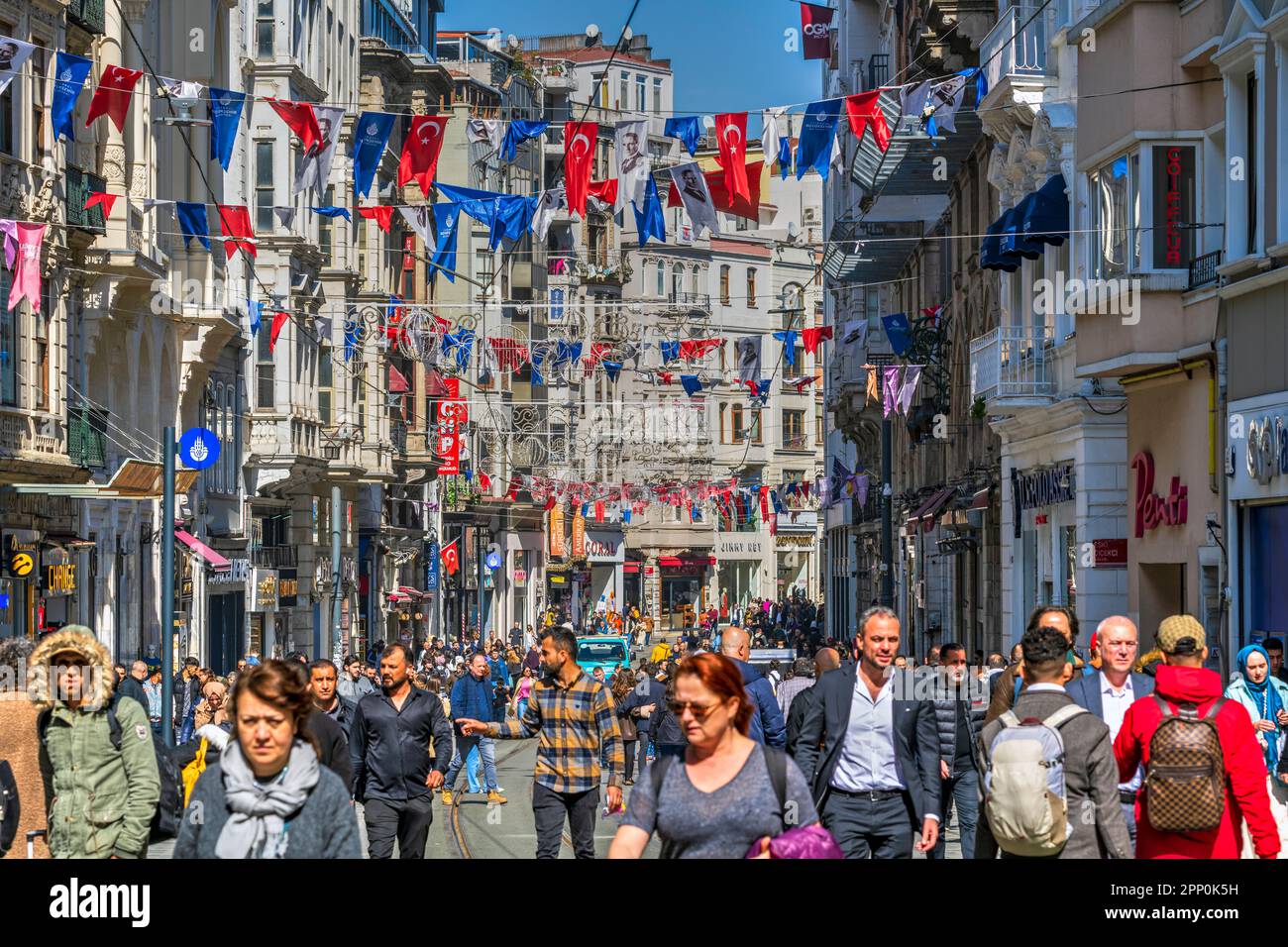 Istiklal Avenue (İstiklal Caddesi) Fußgängerzone, Beyoglu, Istanbul, Türkei Stockfoto