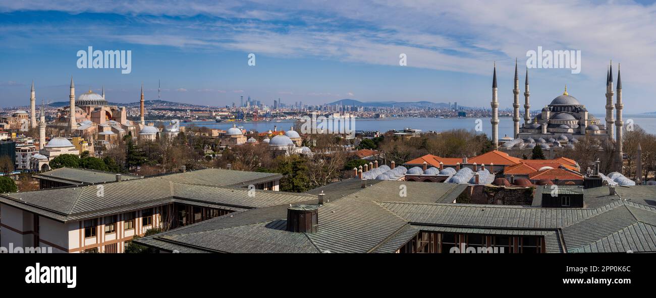 Panoramablick auf die Skyline der Stadt mit der Blauen Moschee und der Hagia Sophia, Istanbul, Türkei Stockfoto