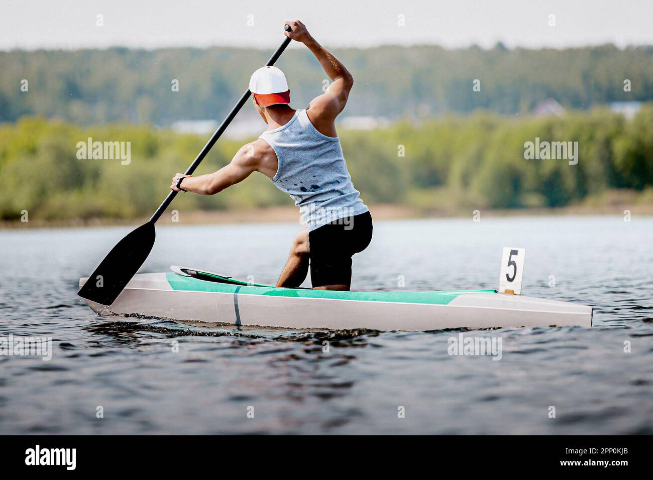 Männlicher Sportler, Kanufahrer auf einem Kajakrennen im Kanu, Sommersport im Freien Stockfoto