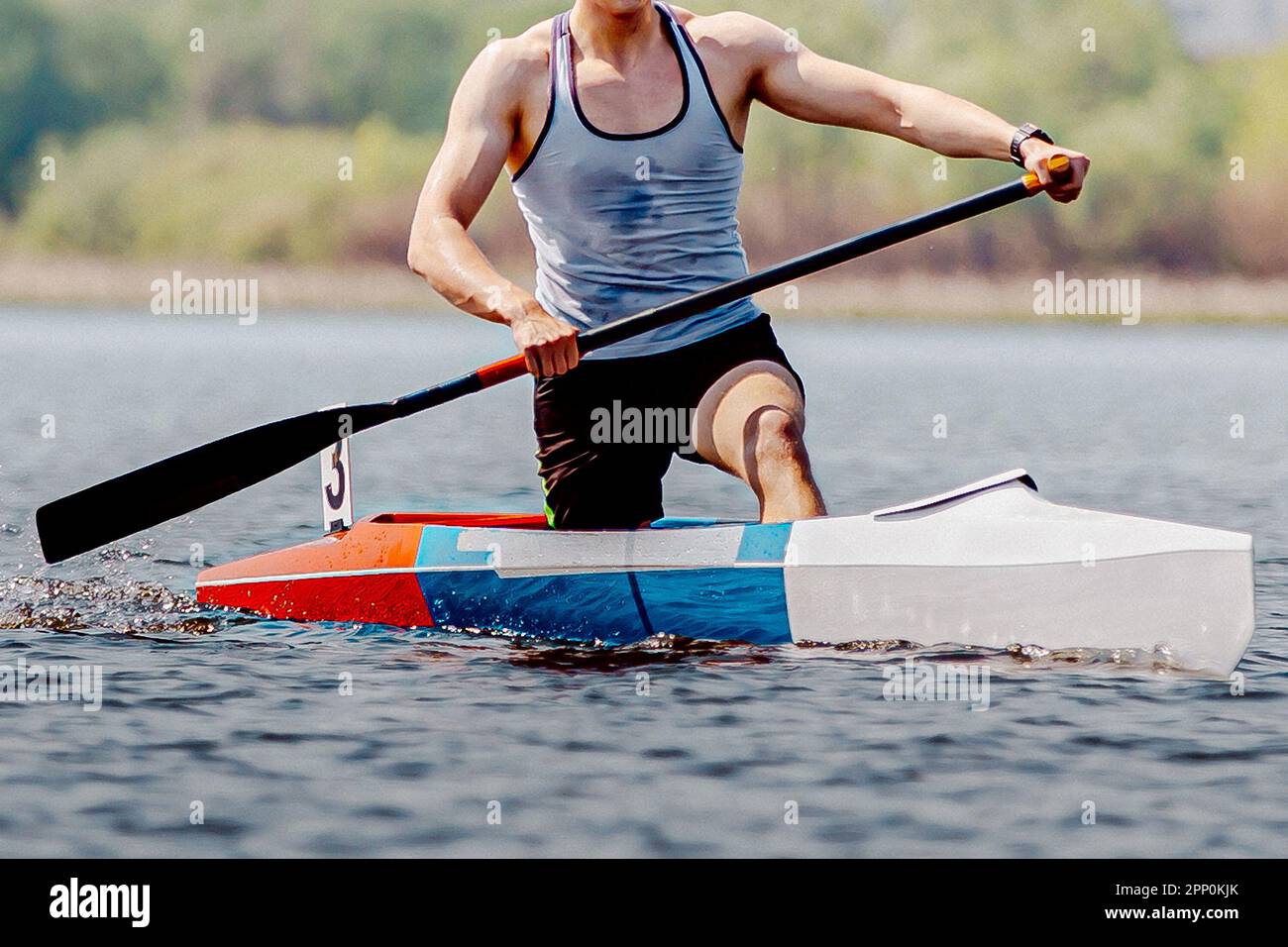 Vorderansicht männlicher Sportler Kanufahrer auf einmaliger Kajakfahrt im Kanu, Sommer Outdoor-Sport Stockfoto
