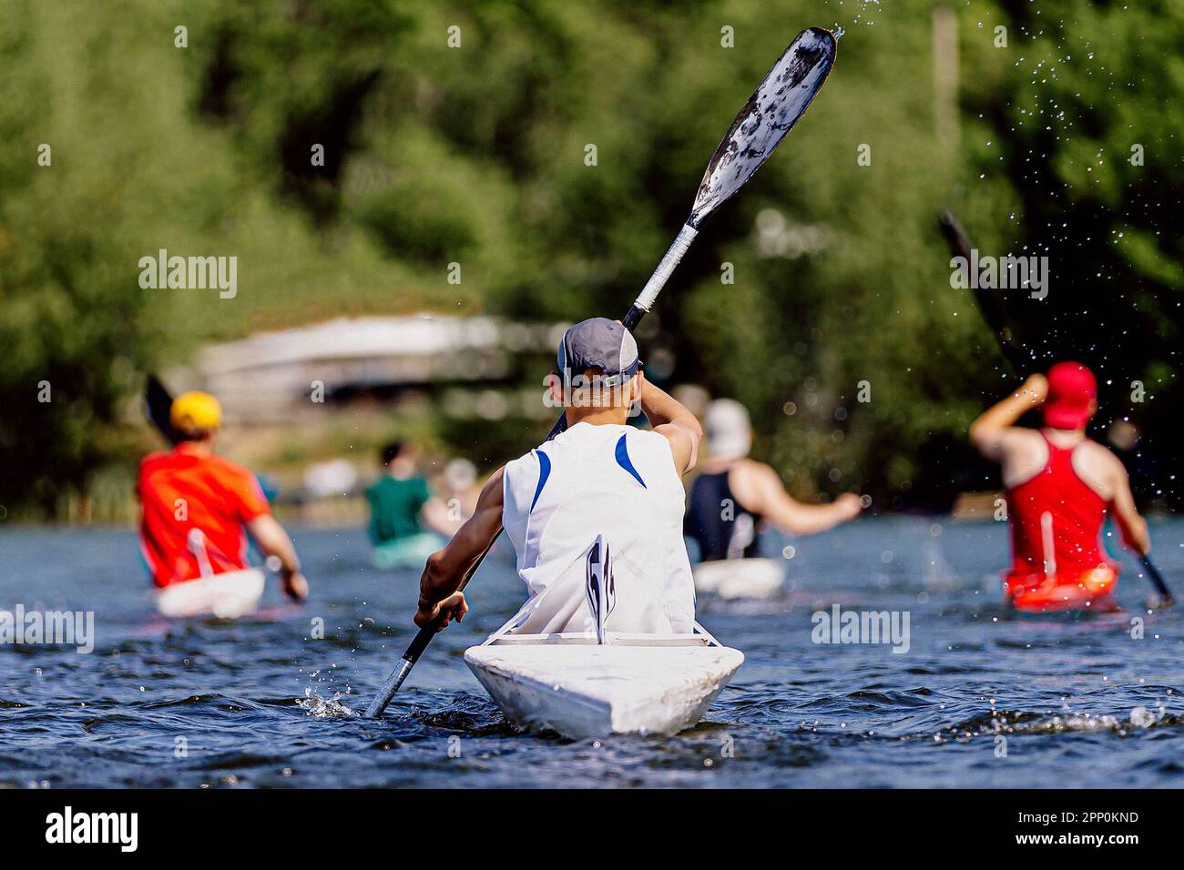 Rückansicht Gruppensportler Kajakfahrer auf dem Kajak Einzelruder auf dem See, Sommer Outdoor Sport Stockfoto