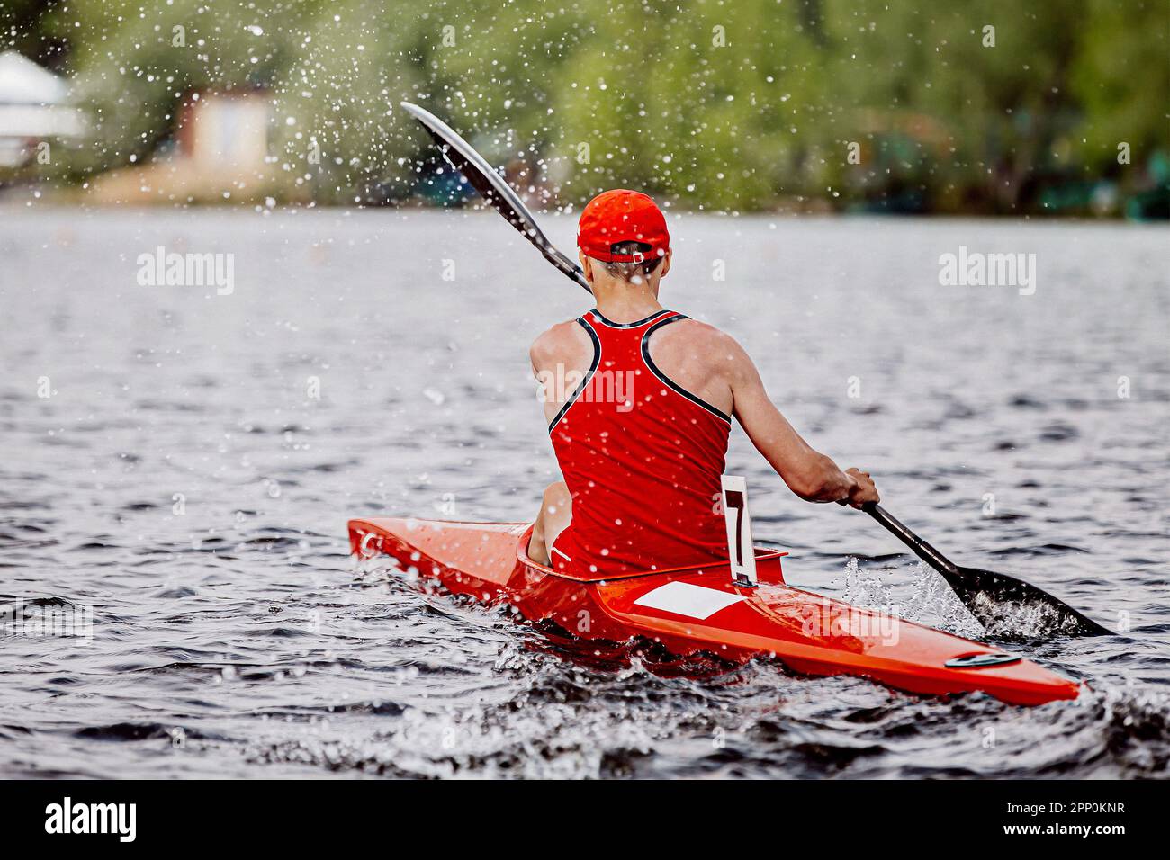 Männlicher Sportler Kajakfahrer auf Kajak-Kajak-Kajak-Meisterschaftsrennen, Sport-Sommerspiele Stockfoto