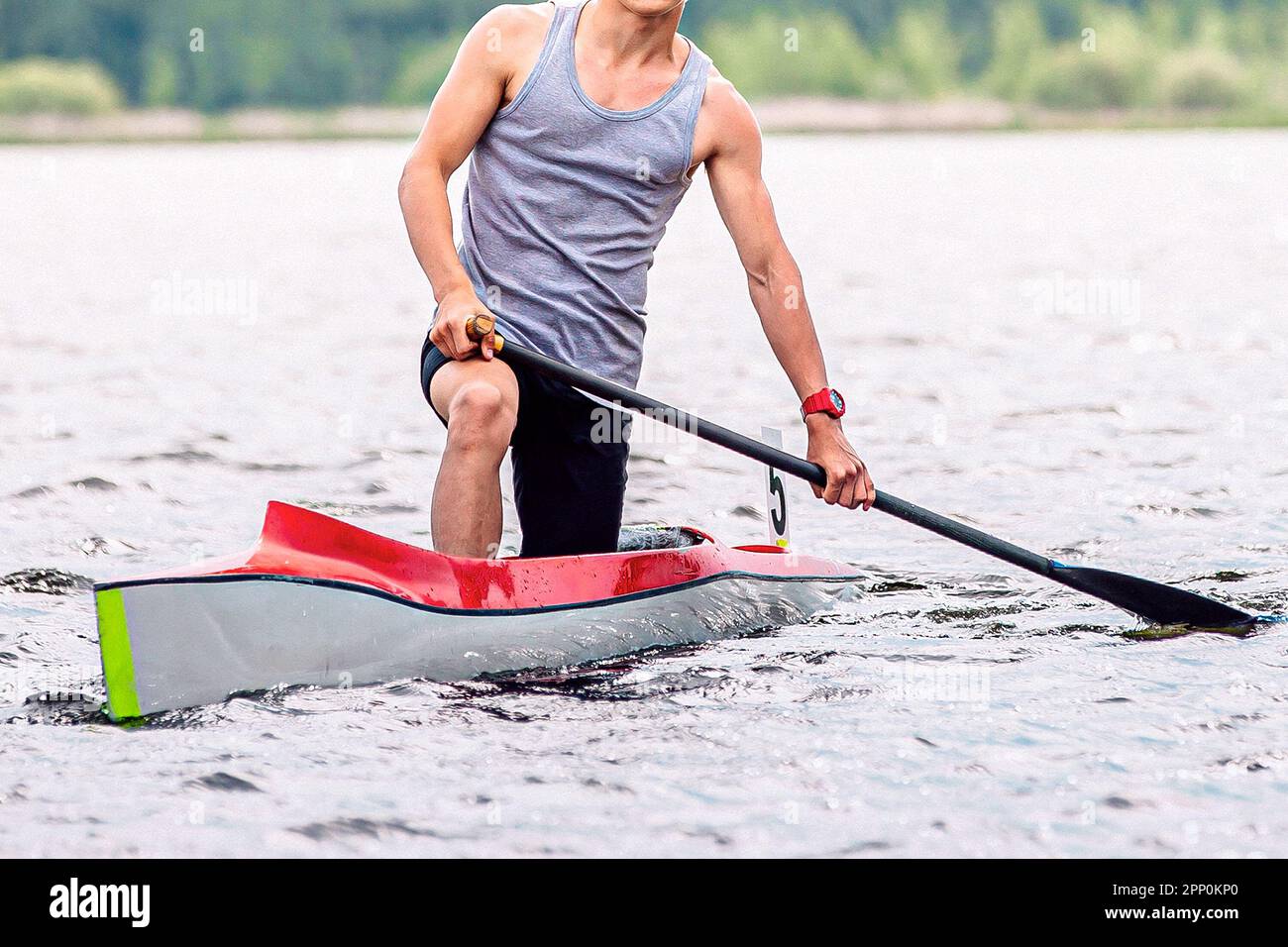 Vorderansicht männlicher Sportler Kanufahrer im Kanu Single, nach der Ziellinie, Paddeln im Wasser, Sommer Outdoor-Sport Stockfoto
