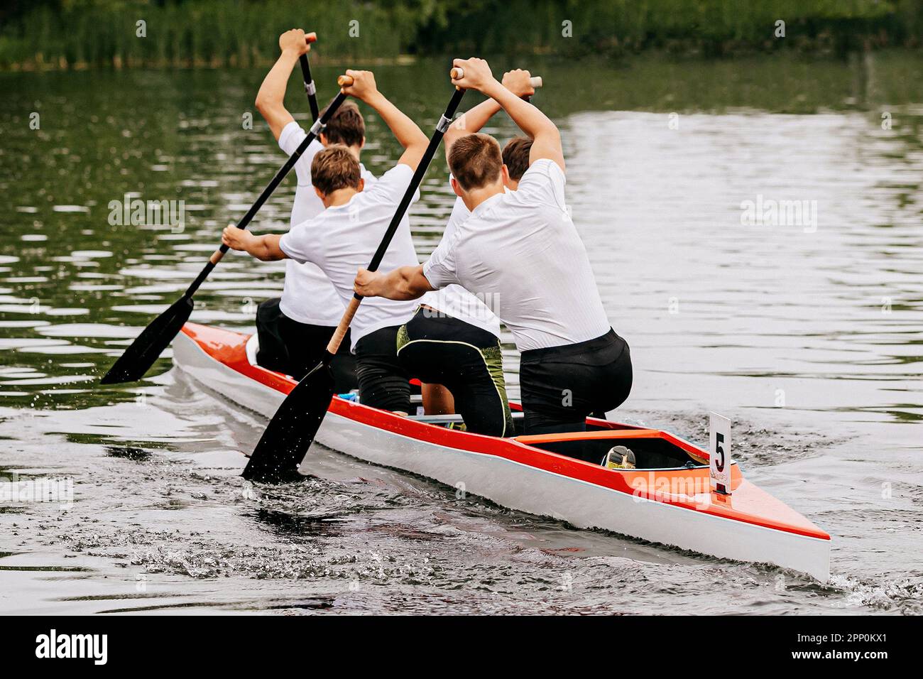 Männlicher Kanufahrer auf Kanu vier beim Kanufahrrennen, Sport-Sommerspiele Stockfoto