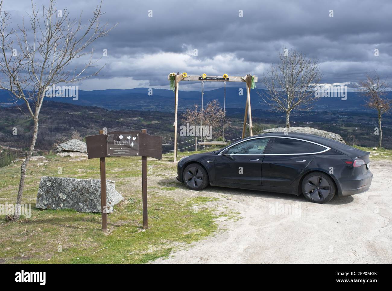Ervededo, Portugal - 11. März 2023: Miradouro dos Contrabandistas, statische Aufnahme eines schwarzen Tesla Model 3 Dual Motor mit großer Reichweite. Getönte Fenster Stockfoto