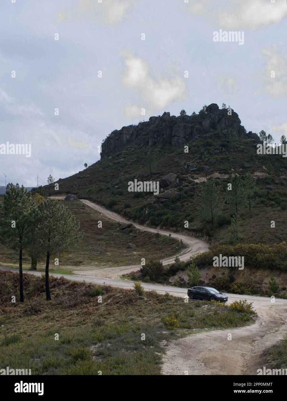 Cabril, Portugal - 12. März 2023: Landschaften im Stil des Fernen Westens, statische Aufnahme eines schwarzen Tesla Model 3 Dual Motor mit großer Reichweite. Getönte Fenster, Aero W. Stockfoto