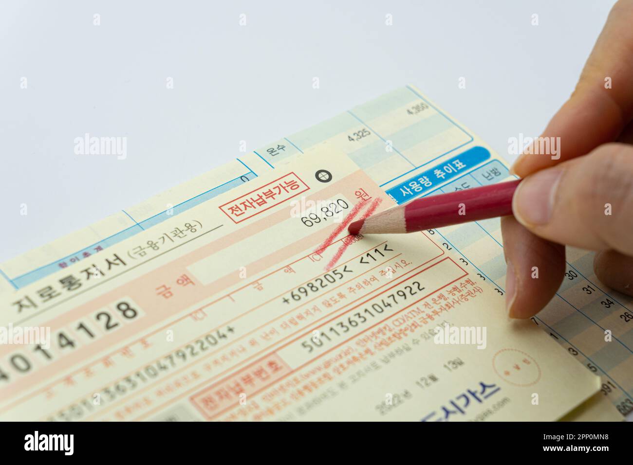 Steuerbezogenes Konzept mit verschiedenen Rechnungen und Belegen von Versorgungsunternehmen Stockfoto