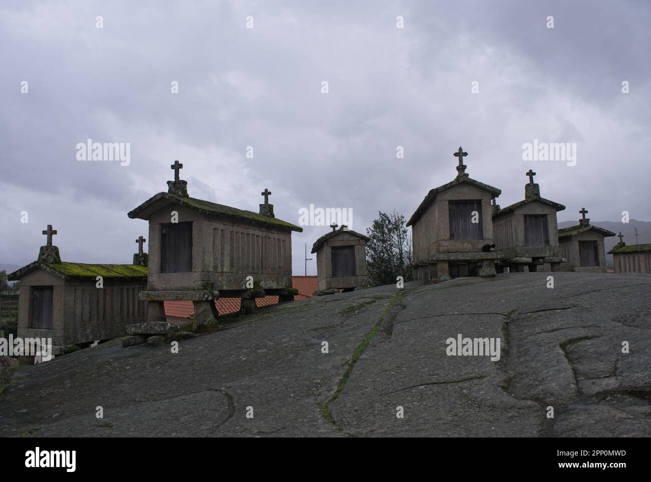 Soajo-Getreidekörner oder Espigueiros de Soajo in Portugal auch Canastro, canico oder Horreo genannt. Die Funktion besteht darin, den dicken Mais durch die seitliche c zu trocknen Stockfoto