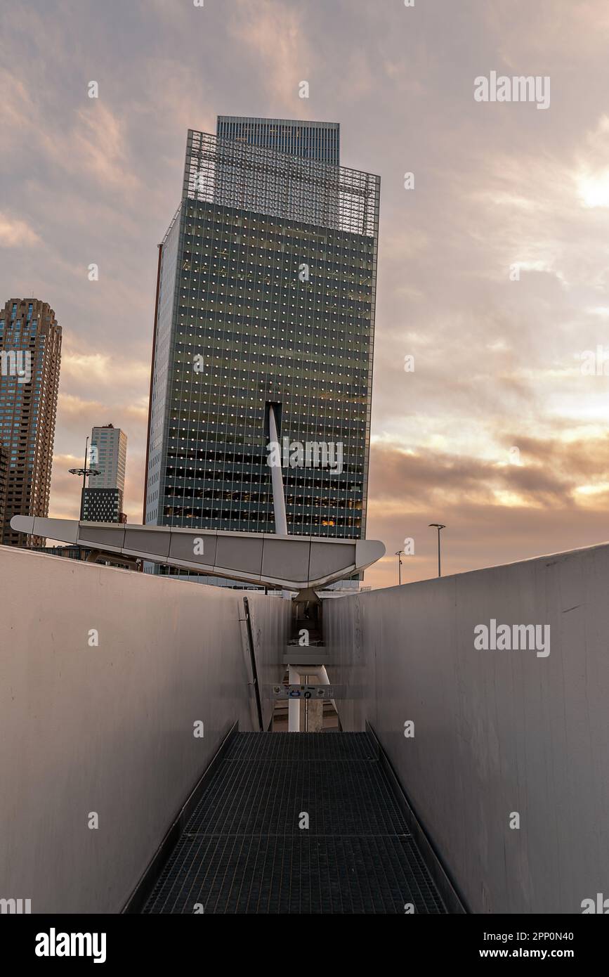 rotterdamer Stadtbild in der Nähe der Erasmus-Brücke. Atemberaubende farbenfrohe Fotos bei Sonnenuntergang. Stockfoto
