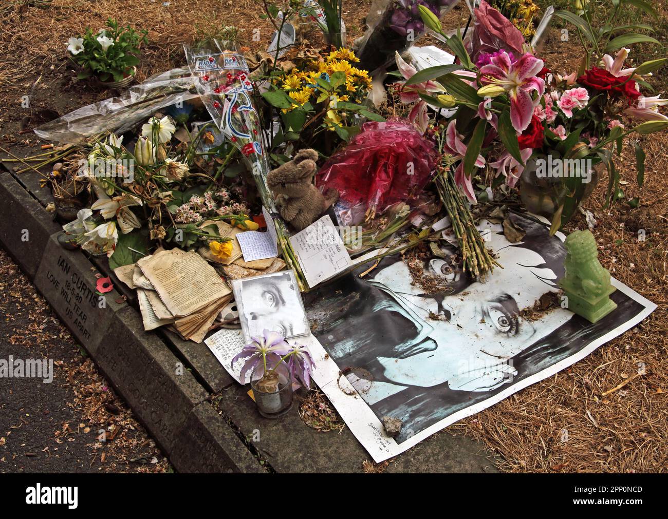Ian Curtis 18-5-80 Love will Tear US Apart, Memorial stone, Macclesfield Crematorium, Cheshire, England, UK Stockfoto
