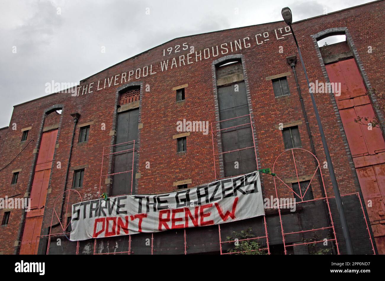 Verhungern Sie die Glazer, erneuern Sie nicht das Graffiti-Schild, in Trafford Park, MUFC, Manchester United Sale, Fan-Meinung, Manchester, England, Großbritannien Stockfoto