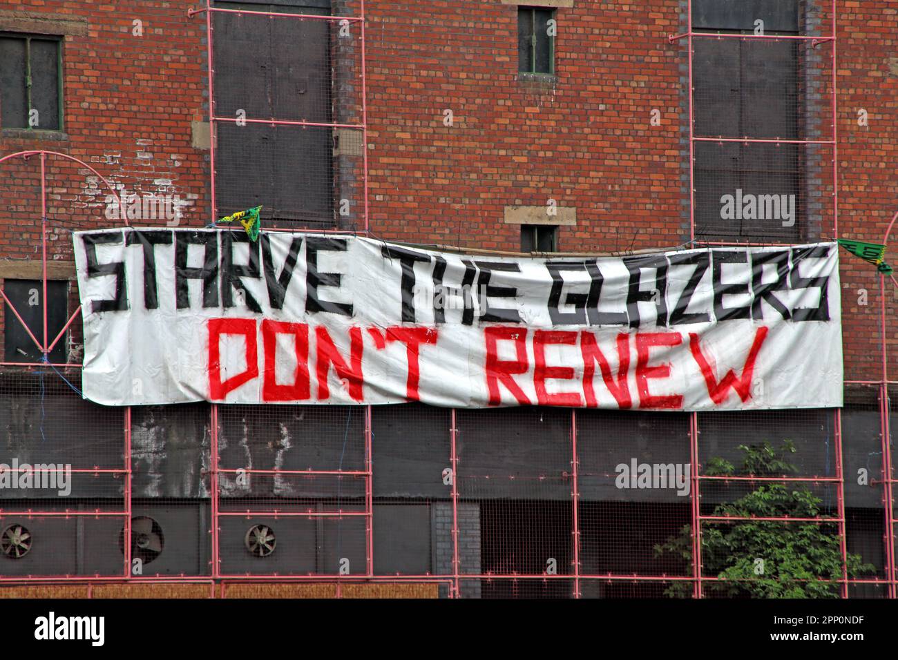 Verhungern Sie die Glazer, erneuern Sie nicht das Graffiti-Schild, in Trafford Park, MUFC, Manchester United Sale, Fan-Meinung, Manchester, England, Großbritannien Stockfoto