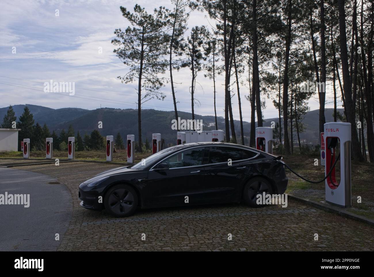Ribeira de Pena, Portugal 16. März 2023 Statische Aufnahme eines soliden schwarzen Tesla