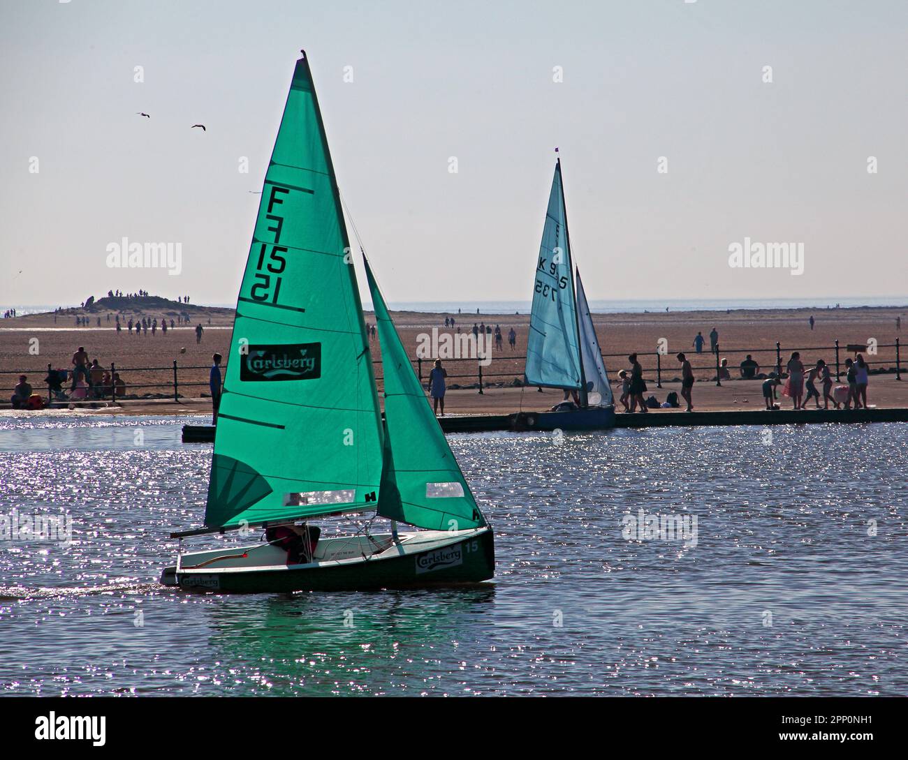 Wirral Watersports Centre - zwei Boote am West Kirby Marine Lake, 33 South Parade, West Kirby, Wirral, Merseyside, ENGLAND, GROSSBRITANNIEN, CH48 0QG Stockfoto