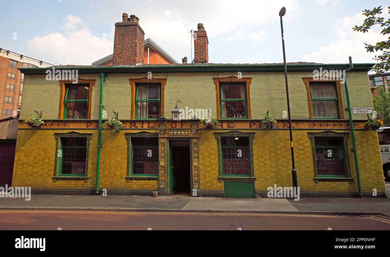 Peveril of the Peak, viktorianischer Pub mit grünen Fliesen, 127 Great Bridgewater Street, Manchester, England, Großbritannien, M1 5JQ Stockfoto