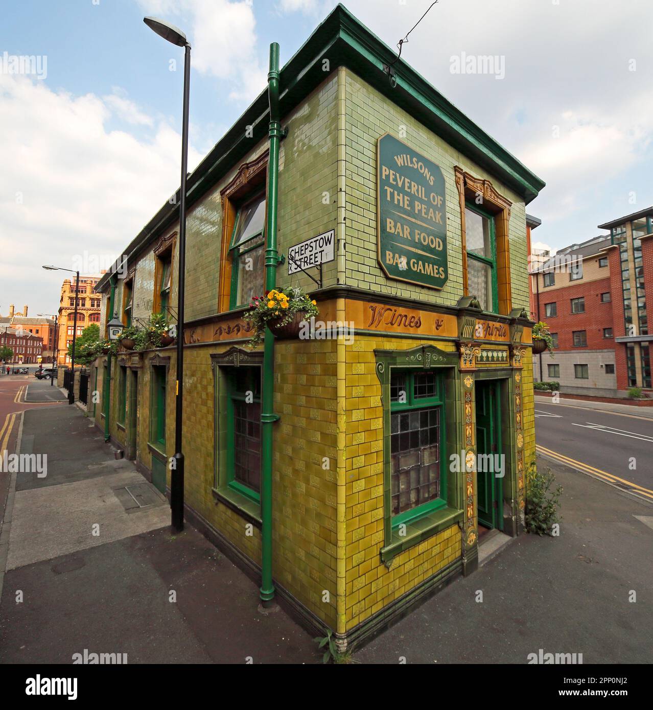 Peveril of the Peak, viktorianischer Pub mit grünen Fliesen, 127 Great Bridgewater Street, Manchester, England, Großbritannien, M1 5JQ Stockfoto