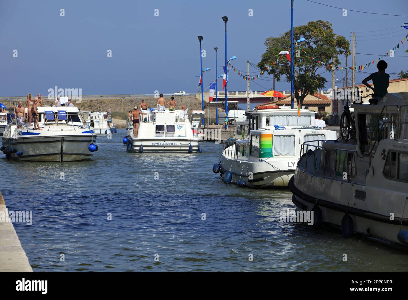Flusstourismus, Navigation auf den Canal du Rhône nach Sete. Caramus Dock. Frontignan, Languedoc Roussillon, Frankreich Stockfoto