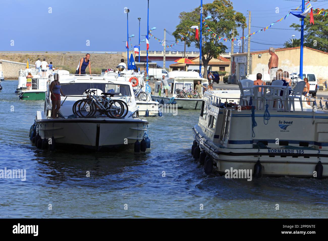 Flusstourismus, Navigation auf den Canal du Rhône nach Sete. Caramus Dock. Frontignan, Languedoc Roussillon, Frankreich Stockfoto