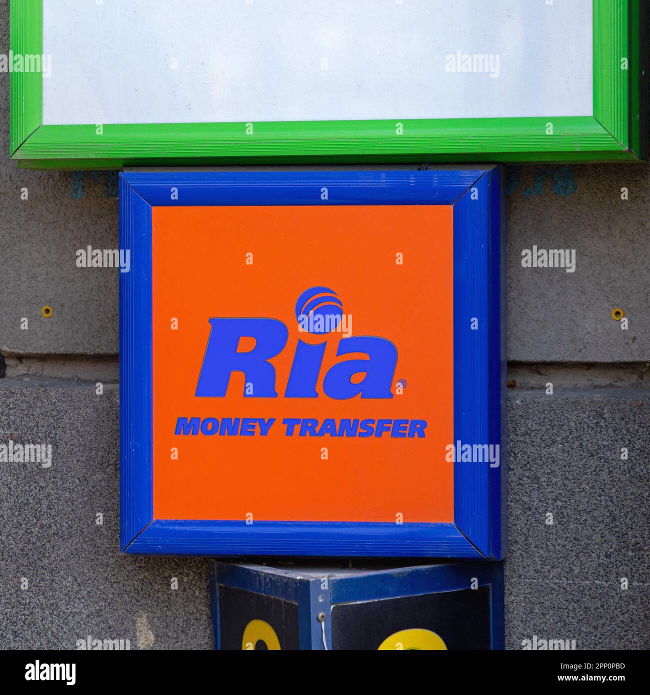 Belgrad, Serbien – 15. April 2023: Orangefarbenes blaues Schild Ria Financial Services Company vom Euronet Worldwide International Money Transfer Office. Stockfoto