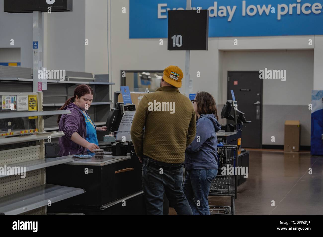 Everett, Usa. 19. April 2023. Ein leerer Walmart-Laden mit Reihen leerer Einkaufswagen und kargen Regalen markiert die Schließung eines einst blühenden Einzelhandelsgeschäfts in Everett, Washington. Kredit: SOPA Images Limited/Alamy Live News Stockfoto