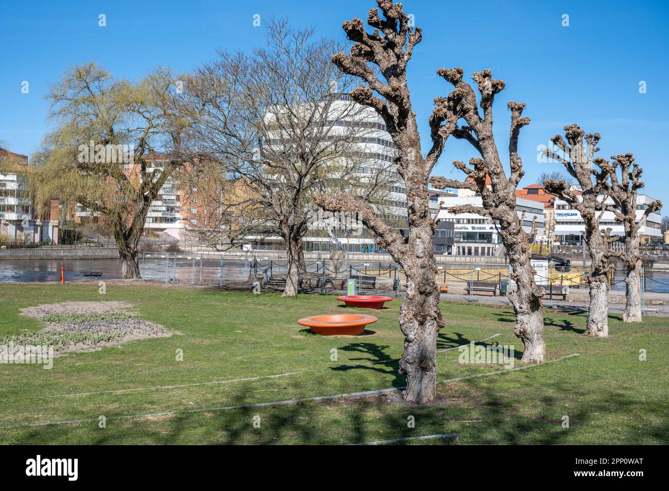 Wasserpark Strömparken und Motala River an einem sonnigen Frühlingstag 2023 in Norrköping. Norrköping ist eine historische Industriestadt in Schweden Stockfoto