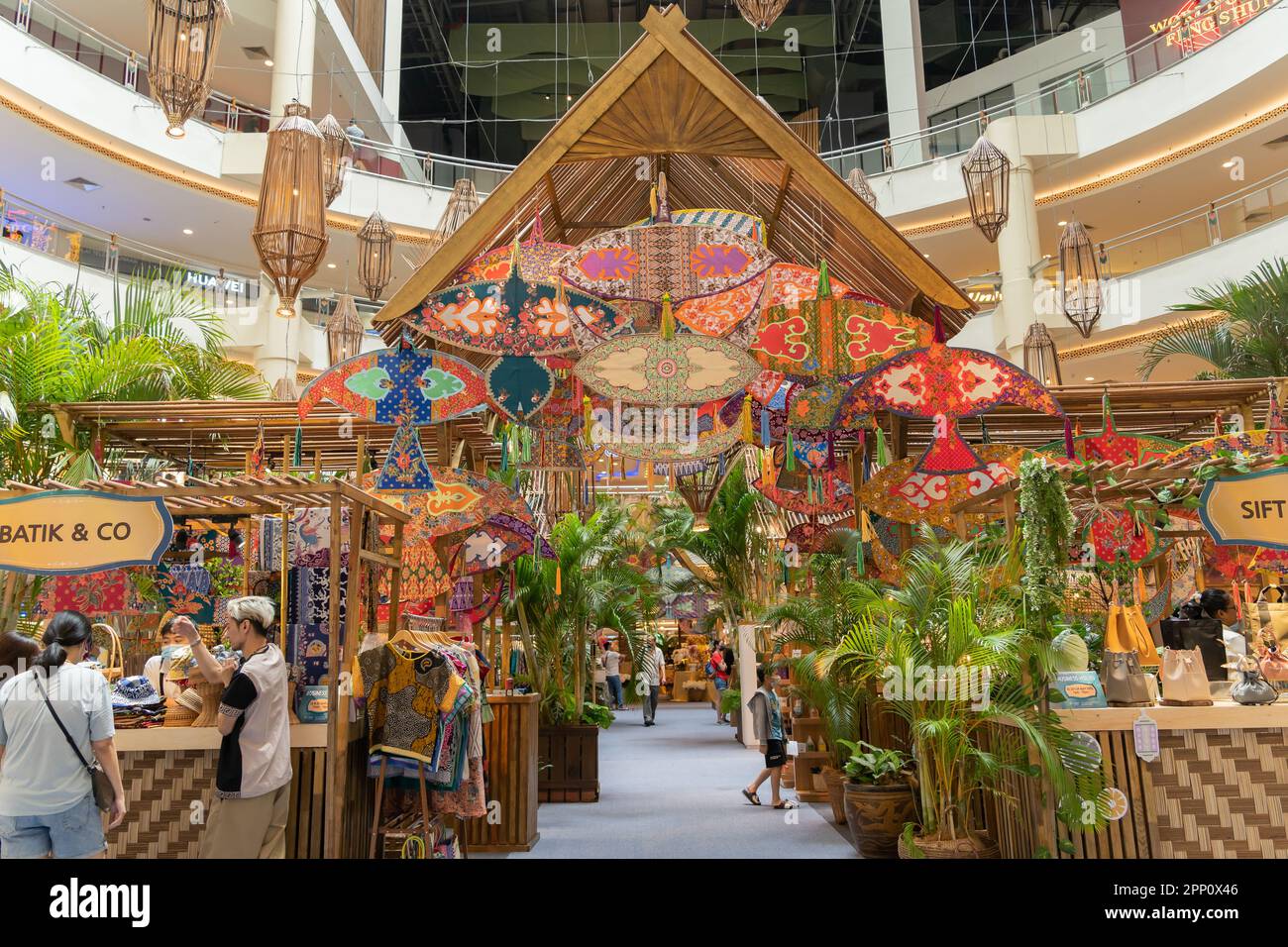 Kuala Lumpur, Malaysia - 21,2023. April : traditionelle bunten malaysische Wau-Drachen und Dekorationen im wau-Themenkampung während Hari Raya im Mid Valley Stockfoto