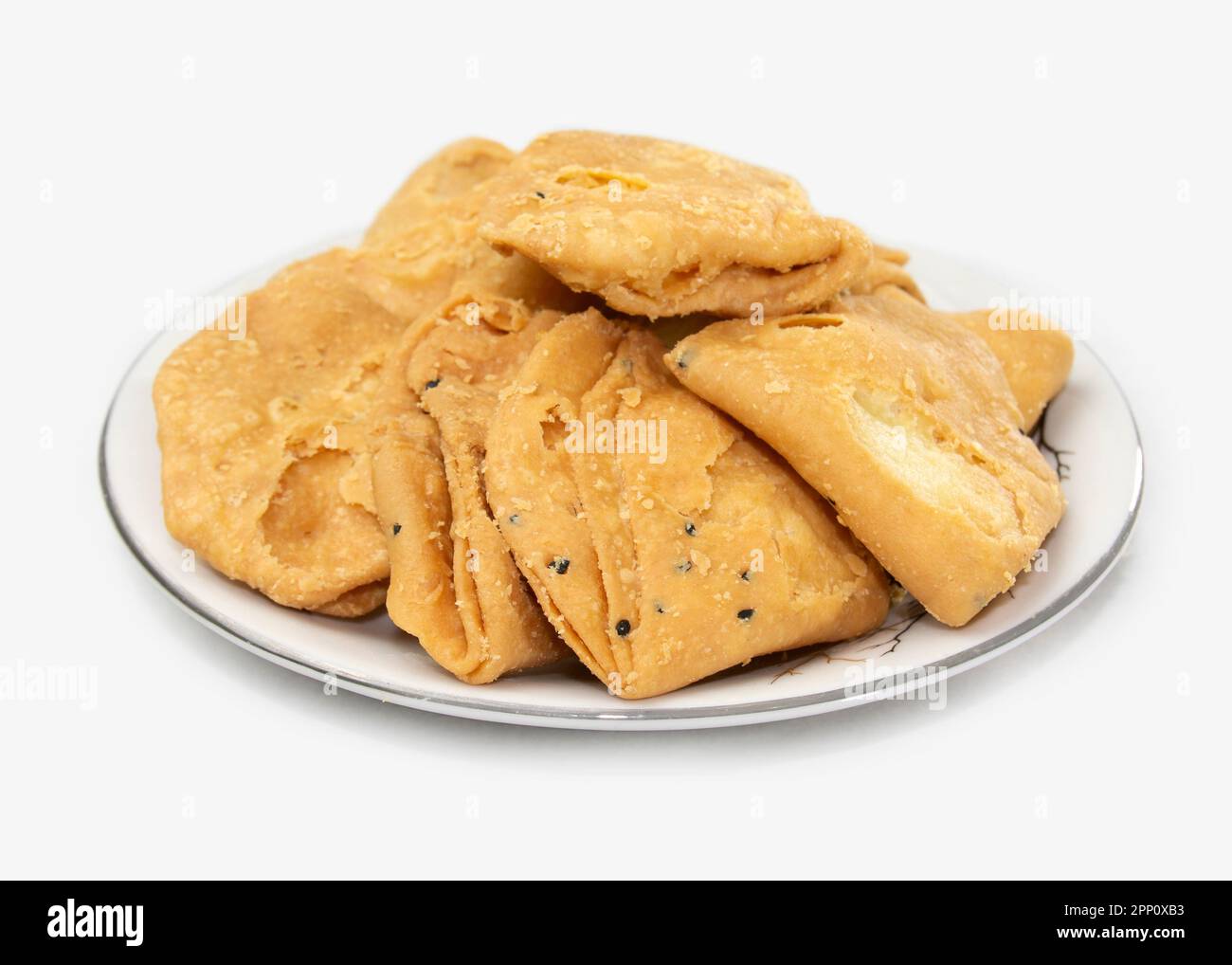 Nimki, knusprige Geschmacksnoten, salziger Snack. Namak para auf weißem Hintergrund. Lagen oder Streifen Mathri oder Mathiya ist ein beliebtes Snackrezept Stockfoto