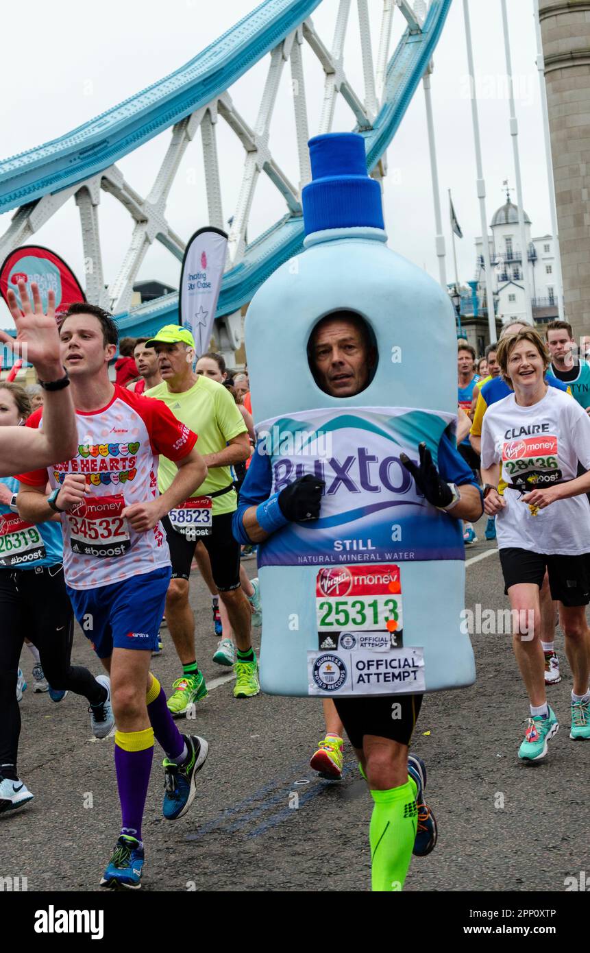 Läufer in Buxton natürliches Mineralwasser Flaschenkostüm nimmt am Virgin Money London Marathon 2015 Teil, der die Tower Bridge, Großbritannien, überquert. Stockfoto