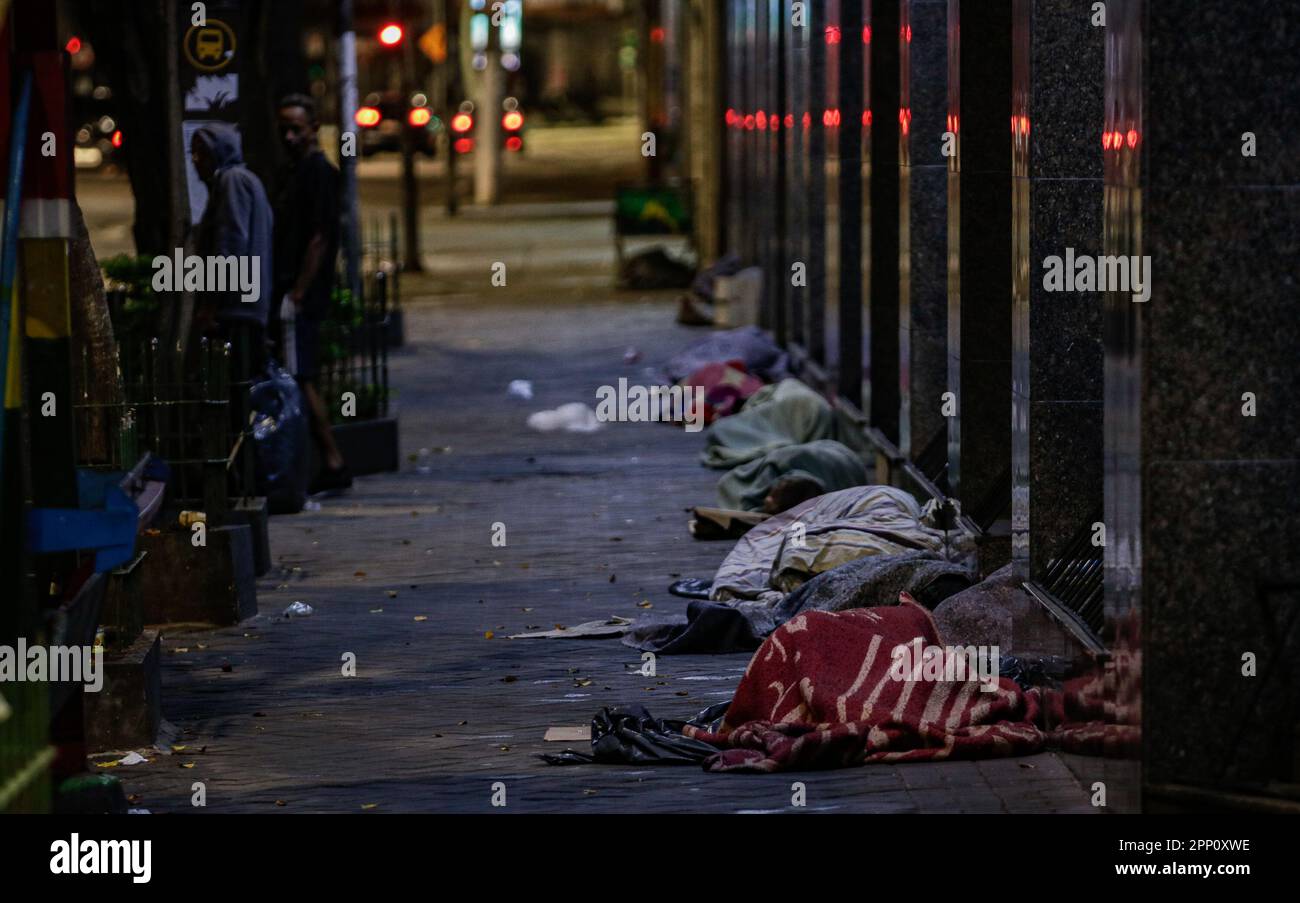 20. April 2023, Brasilien, São Paulo: Nachts liegen Obdachlose auf der Straße. Freitagabends wurde ihnen Notunterkunft angeboten, wegen eines kalten Schnappens. Foto: Allison Sales/dpa Stockfoto